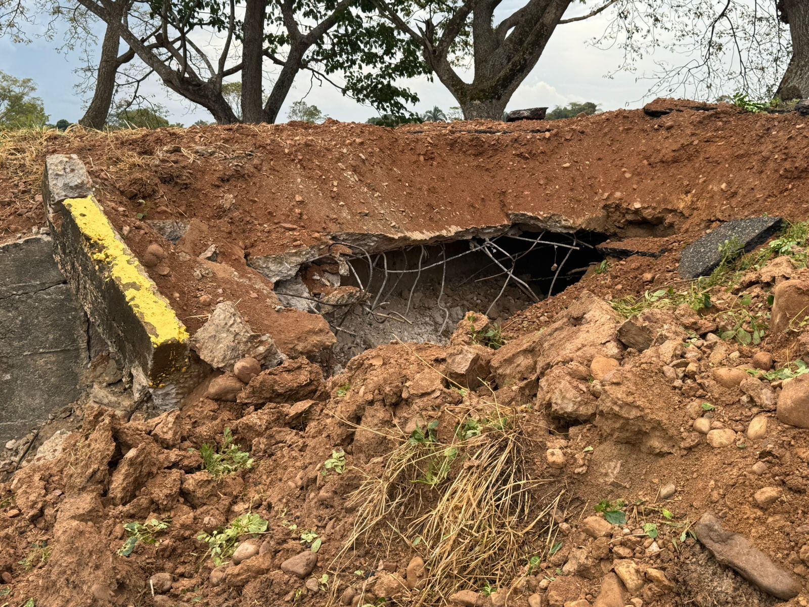 El artefacto explosivo, de más de 200 kilos de alto poder destructivo, fue descubierto durante las operaciones de control territorial.