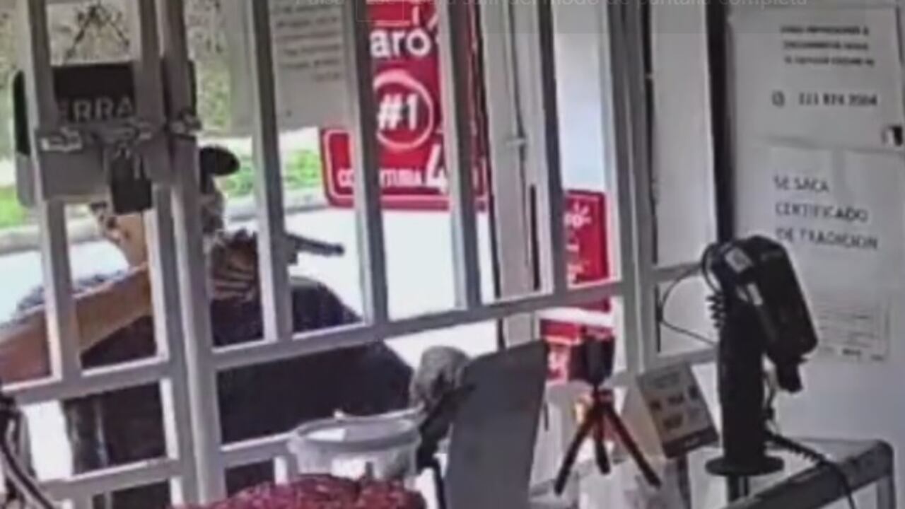 El ladrón disparó en tres ocasiones, hiriendo a la mujer en una pierna.