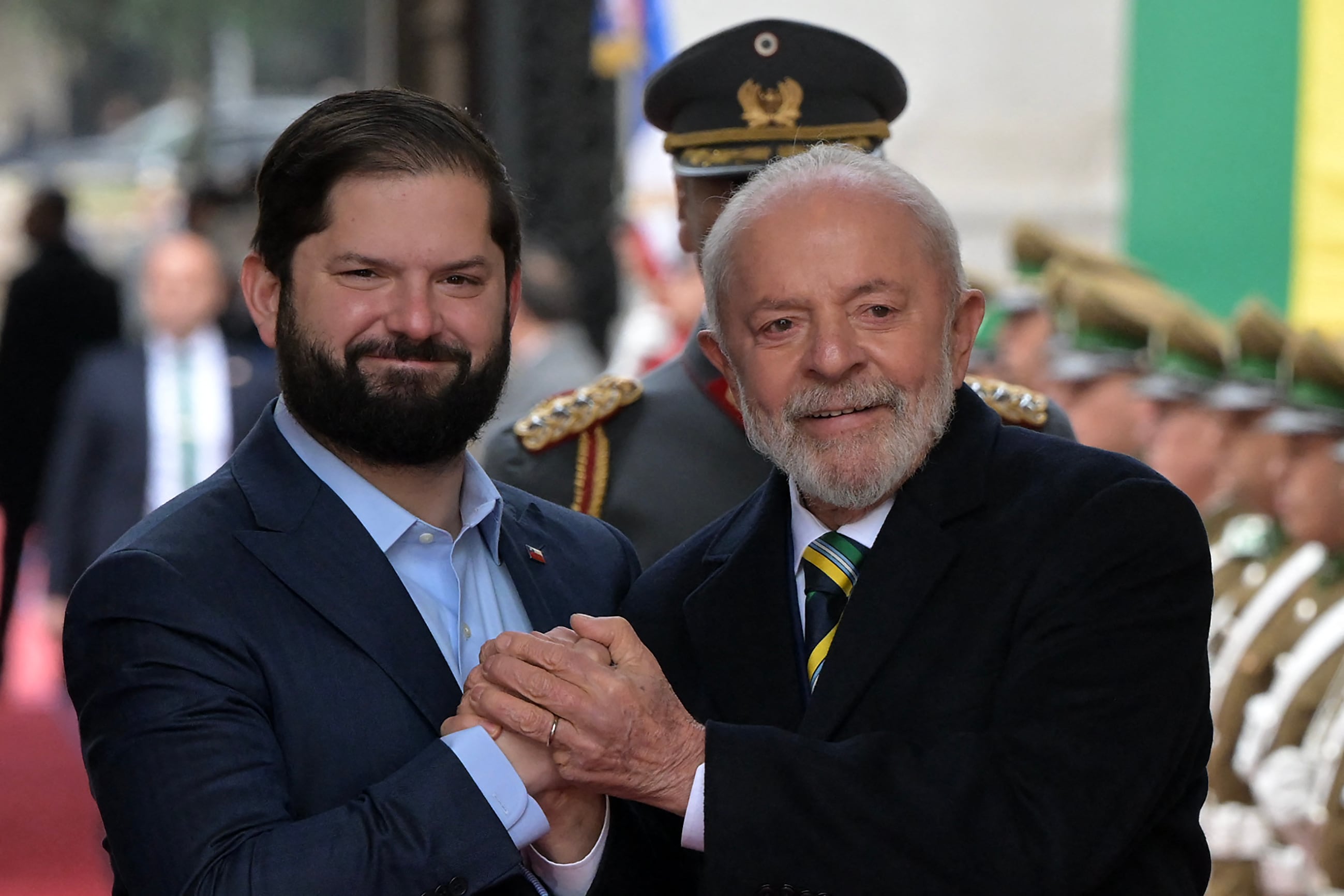 El Presidente de Chile, Gabriel Boric (L), saluda al Presidente de Brasil, Luiz Inácio Lula Da Silva, a su llegada al palacio presidencial de La Moneda en Santiago el 5 de agosto de 2024. Lula Da Silva está en visita oficial a Chile para discutir cuestiones económicas y relaciones bilaterales. (Foto de Rodrigo ARANGUA/AFP)