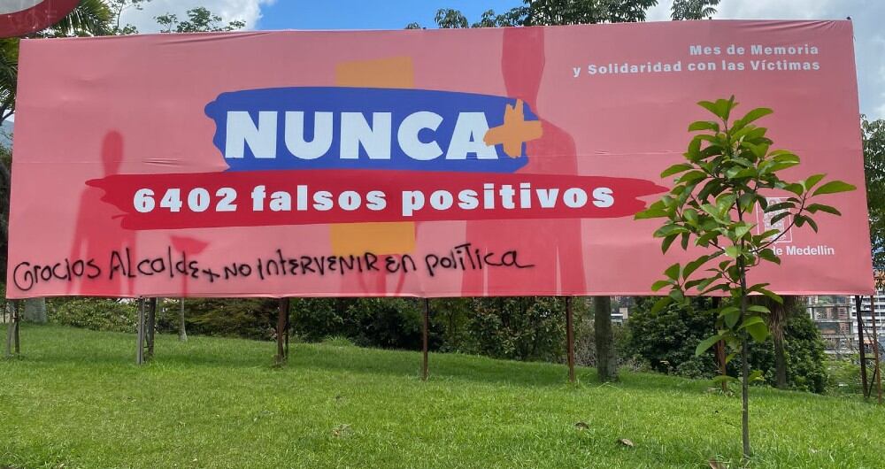 Vandalizaron valla de la alcaldía de Medellín.