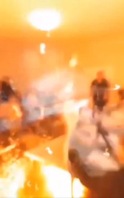 Un concejal lanzó varias grandas en un recinto; hay 26 heridos, 6 de ellos graves.