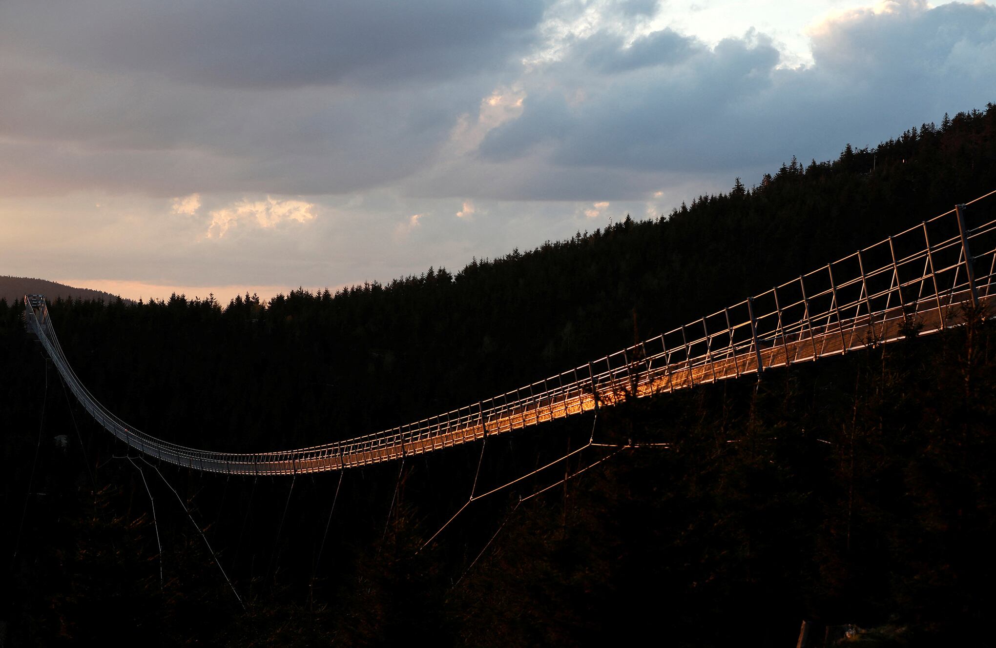 En imágenes: El puente colgante más largo del mundo recién inaugurado en Dolni Morava