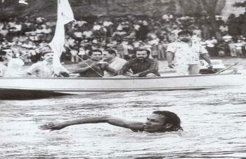 LA HAZAÑA. Kapax logró reconocimiento nacional cuando en 1976 atravesó a nado el río Magdalena, desde Neiva hasta Barranquilla. Su travesía duró 39 días. Cerca de 800 embarcaciones lo escoltaron y casi 30.000 personas lo recibieron cuando llegó. 