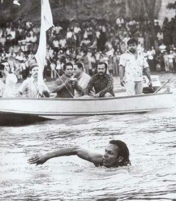 LA HAZAÑA. Kapax logró reconocimiento nacional cuando en 1976 atravesó a nado el río Magdalena, desde Neiva hasta Barranquilla. Su travesía duró 39 días. Cerca de 800 embarcaciones lo escoltaron y casi 30.000 personas lo recibieron cuando llegó. 