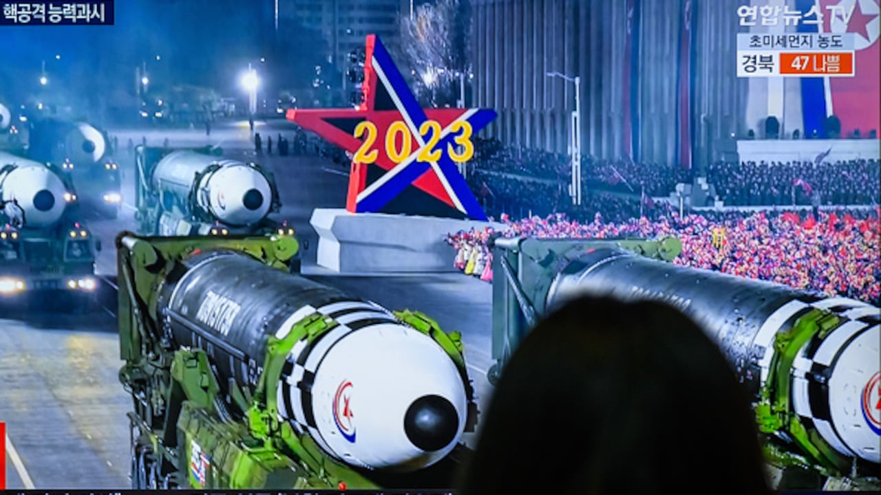 Corea del Norte organizó un desfile militar masivo en Pyongyang para conmemorar el 75 aniversario de la fundación de sus fuerzas armadas, confirmaron sus medios estatales el 9 de febrero, describiendo los misiles balísticos intercontinentales (ICBM) en exhibición como representación de las "capacidades máximas de ataque nuclear" del país. Foto: Getty Images
