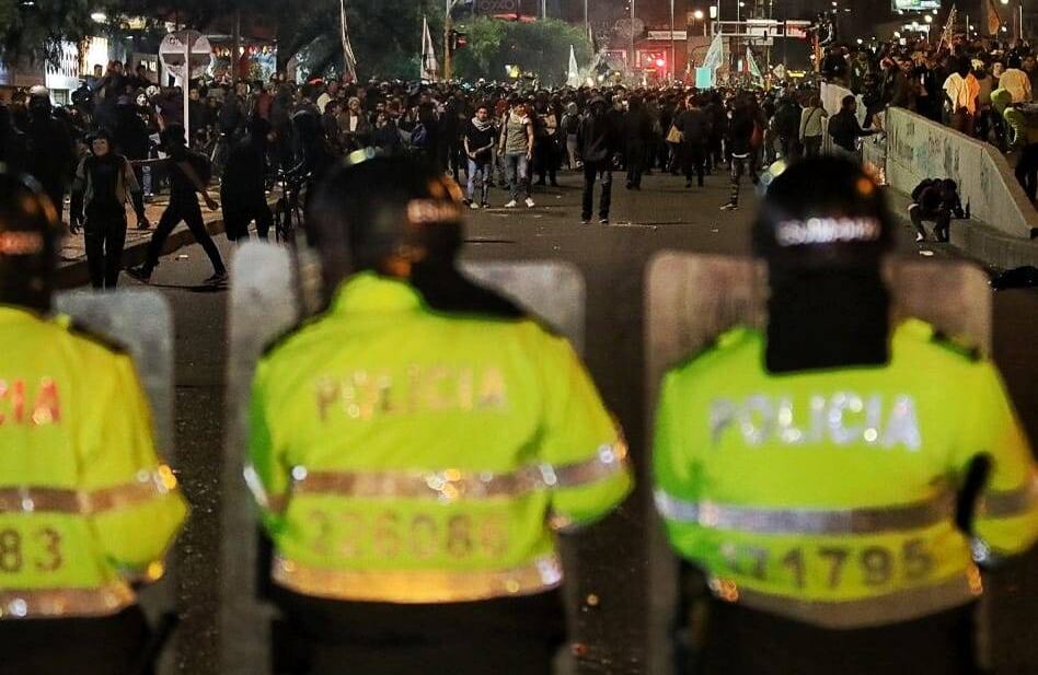 Los ánimos de los manifestantes se caldearon porque el Esmad les impidió seguir con el recorrido que tenían proyectado hasta la calle 106.