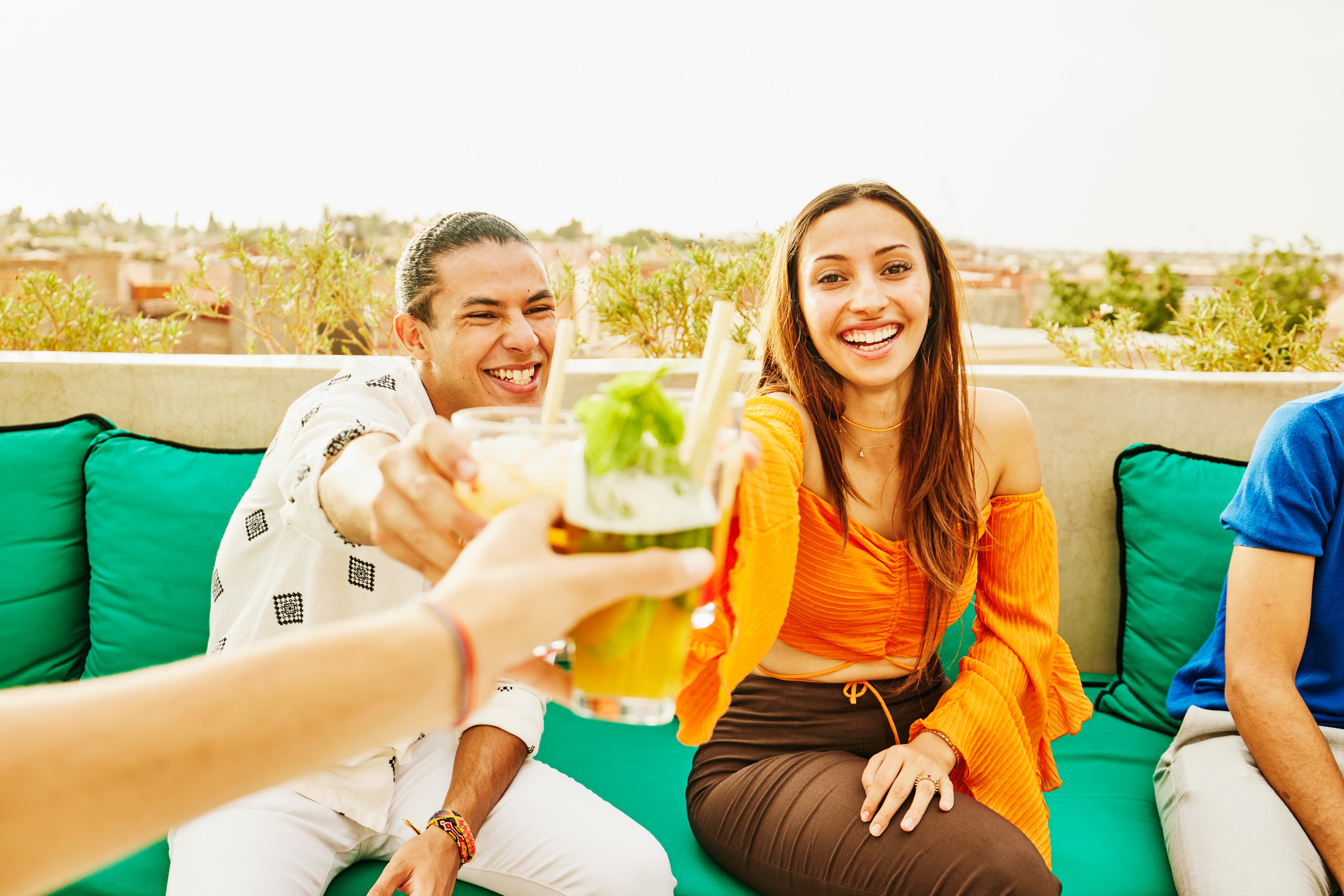 Mujer con top naranja