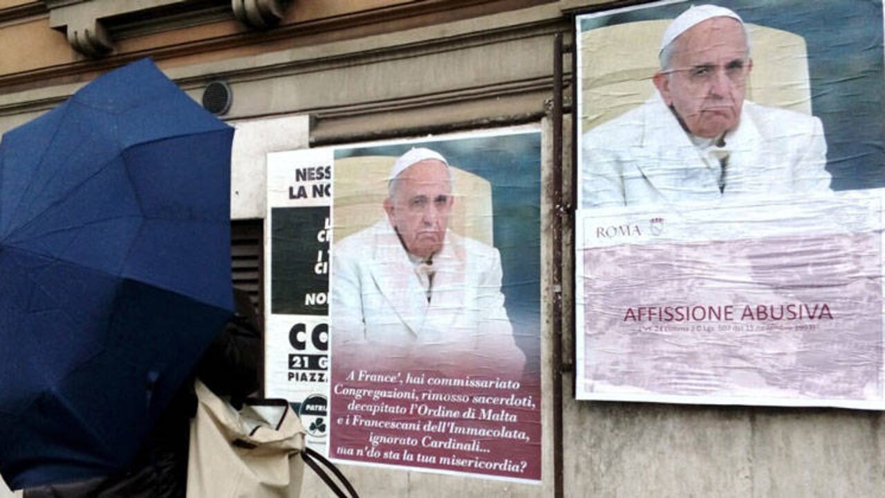 Carteles como este criticando al Papa aparecieron en las calles de Roma.