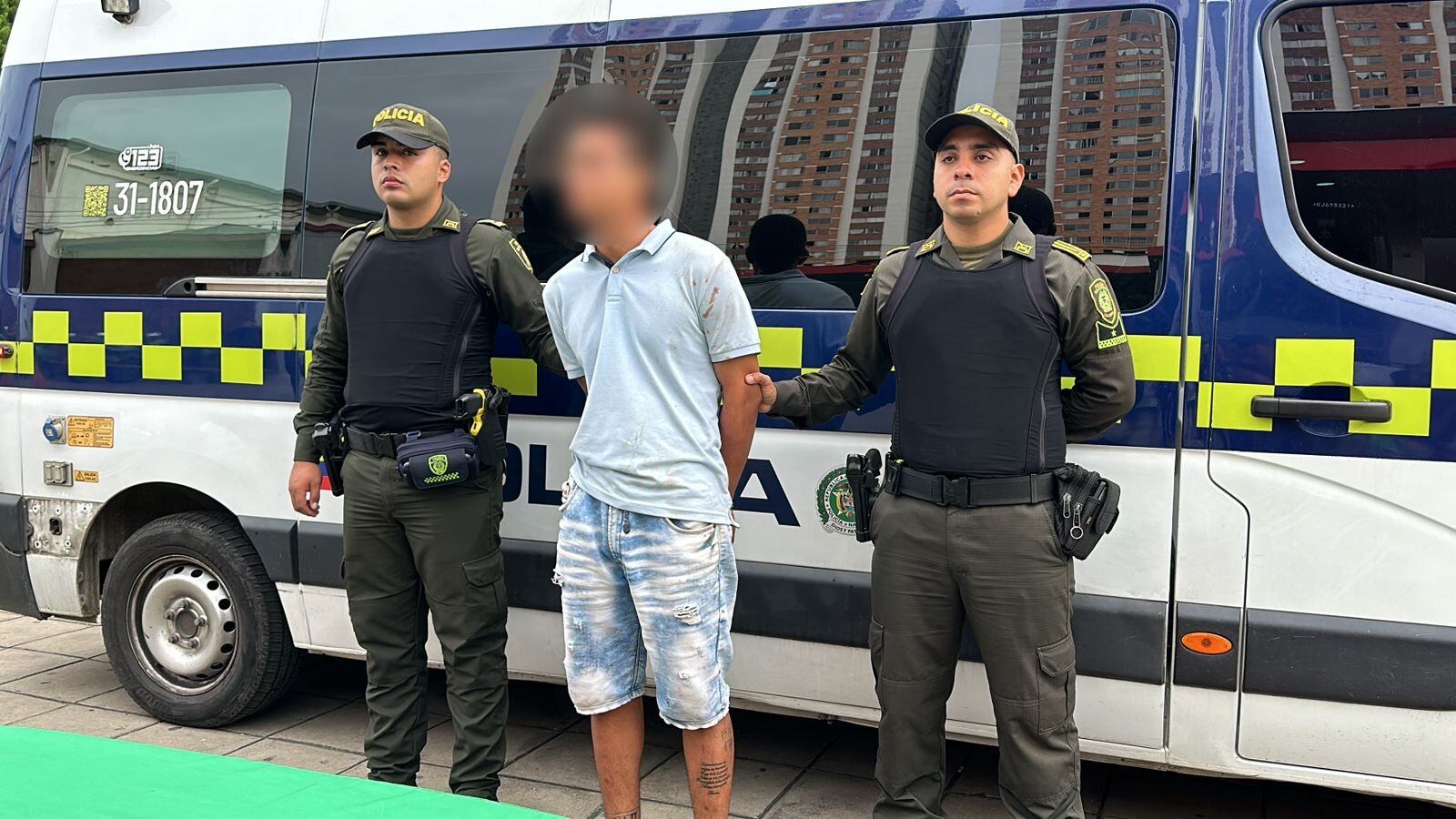 Deberá responder por los delitos de homicidio y porte de armas.