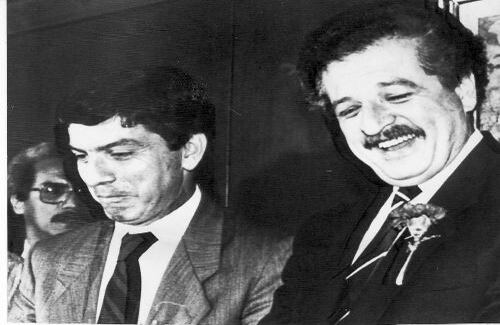 César Gaviria, su jefe de campaña para la presidencia de 1990, lo acompaña durante una de sus correrías. 