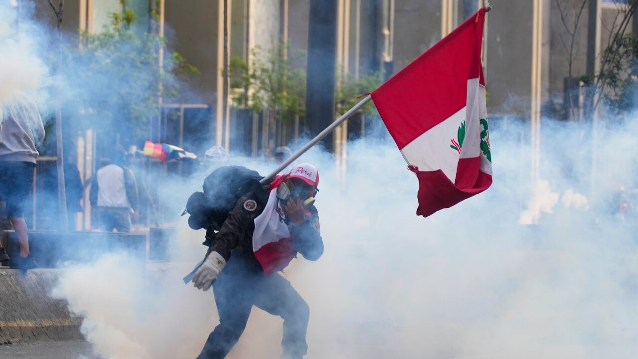 Los manifestantes siguen luchando contra la fuerza pública