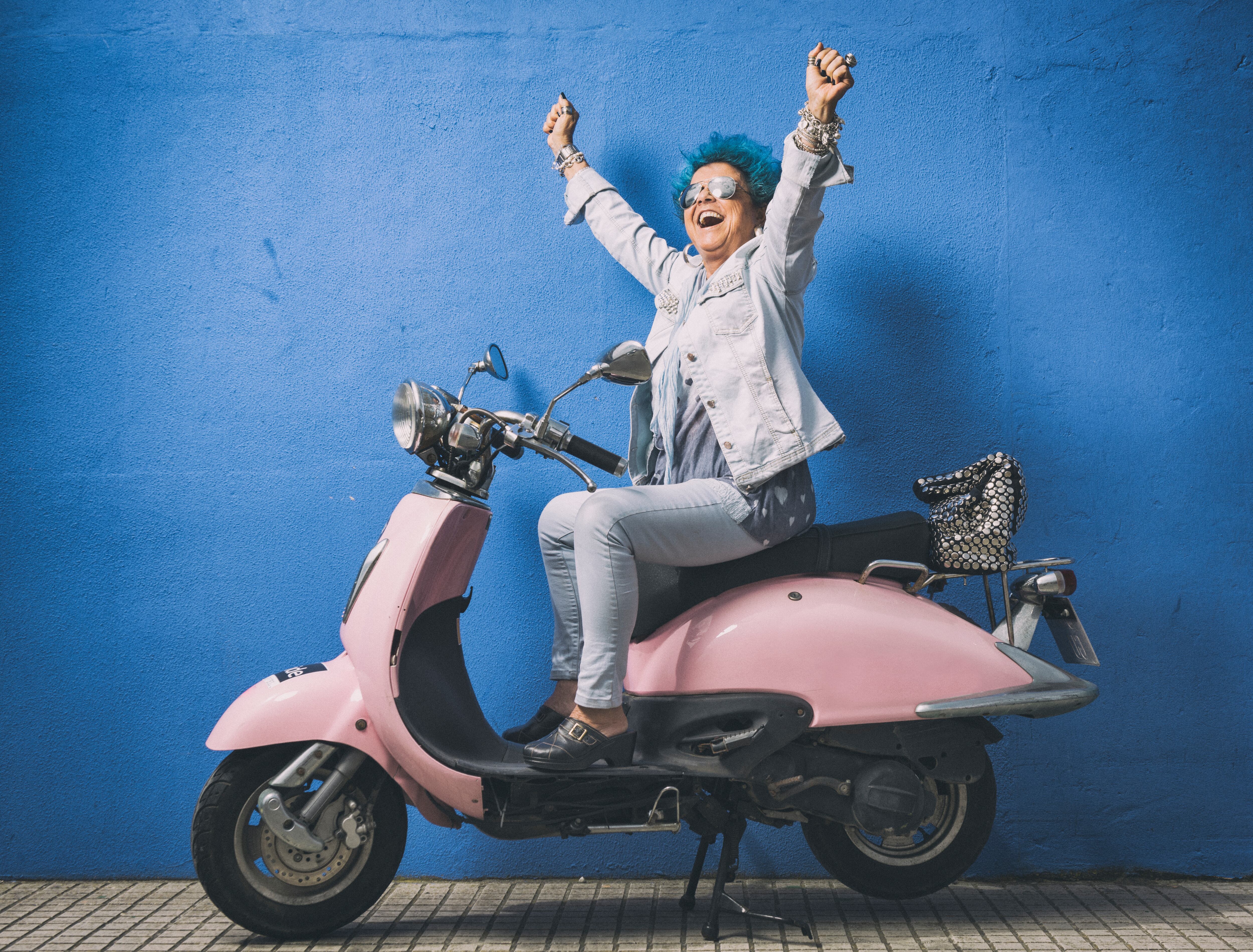 Parquear una motocicleta en una pendiente es una tarea que requiere de cierta destreza.