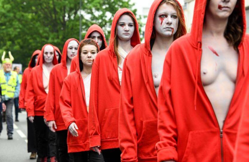 1 de mayo -  Las mujeres participan en una manifestación convocada por sindicatos franceses como parte de las manifestaciones del Primero de Mayo o del Día del Trabajo en Lille, al norte de Francia. FOTO: DENIS CHARLET / AFP