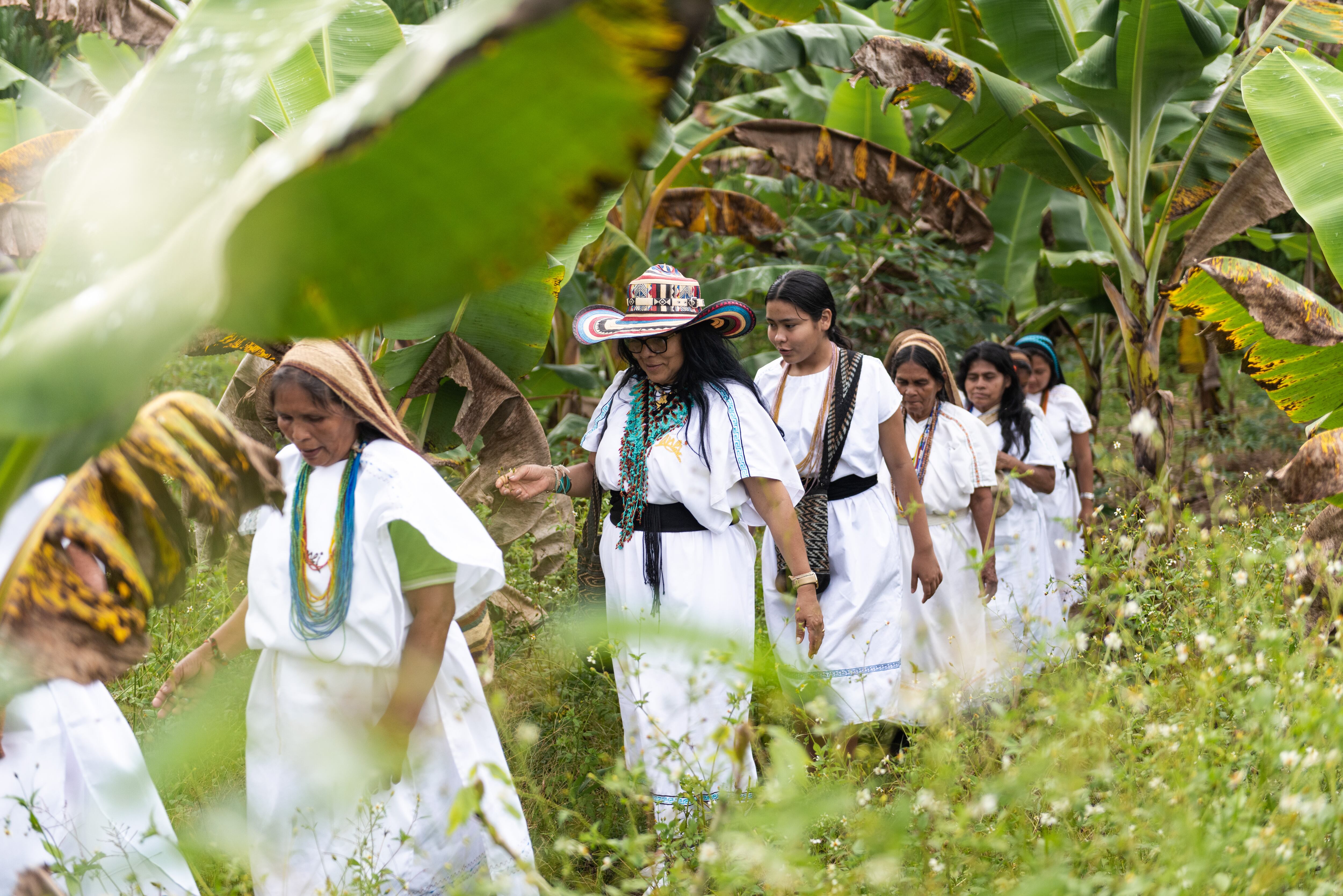 Aurora Izquierdo con su comunidad arhuaca.