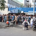 Afganos hacen fila para tratar de retirar dinero frente a un banco de Kabul, Afganistán, el lunes 30 de agosto de 2021. (AP Foto/Khwaja Tawfiq Sediqi)