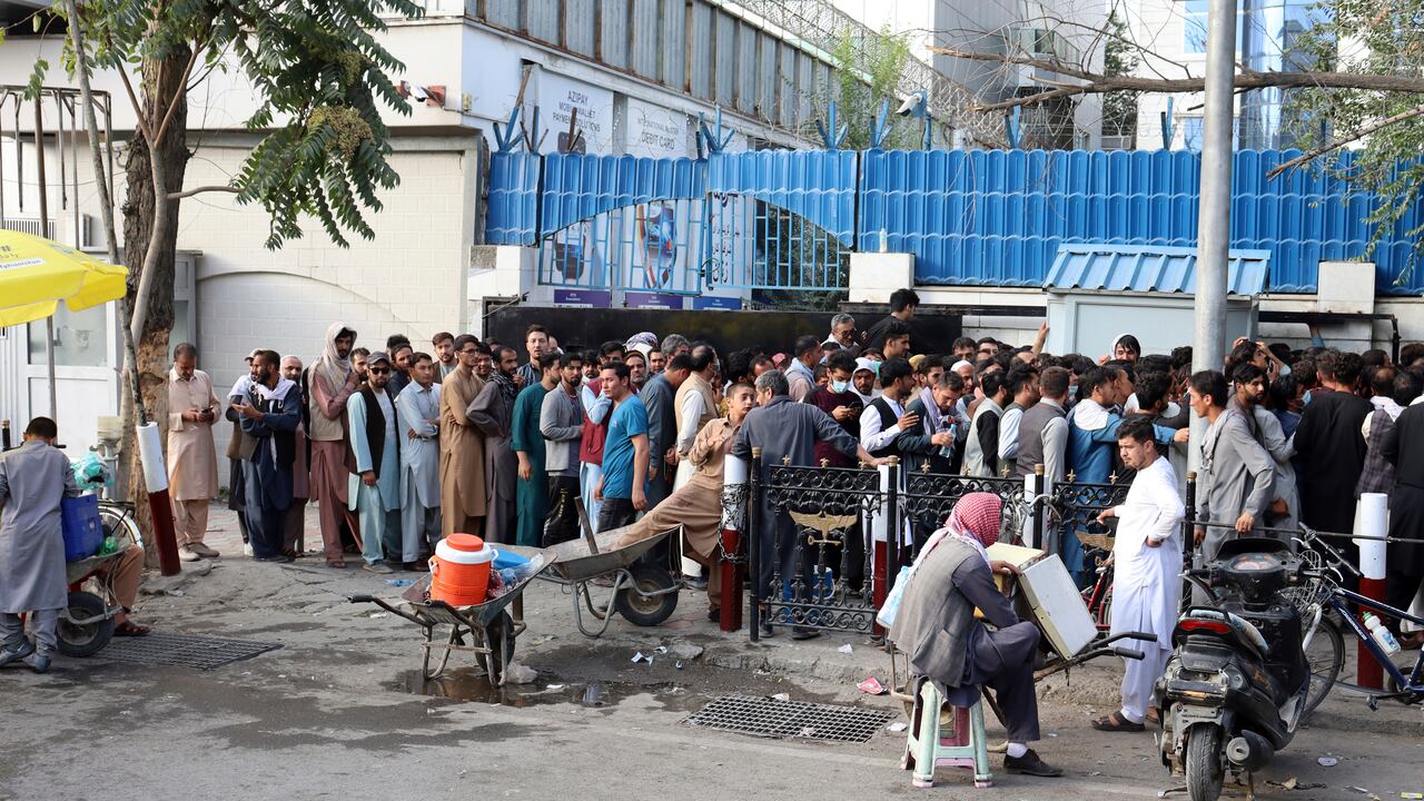 Afganos hacen fila para tratar de retirar dinero frente a un banco de Kabul, Afganistán, el lunes 30 de agosto de 2021. (AP Foto/Khwaja Tawfiq Sediqi)