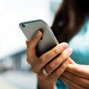 Mujer desesperada no deja que se lleven a su novio sin exigirle la clave del celular.