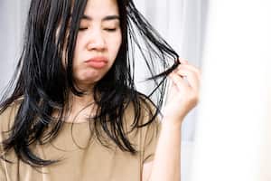Los cambios hormonales puede afectar la salud del cabello.