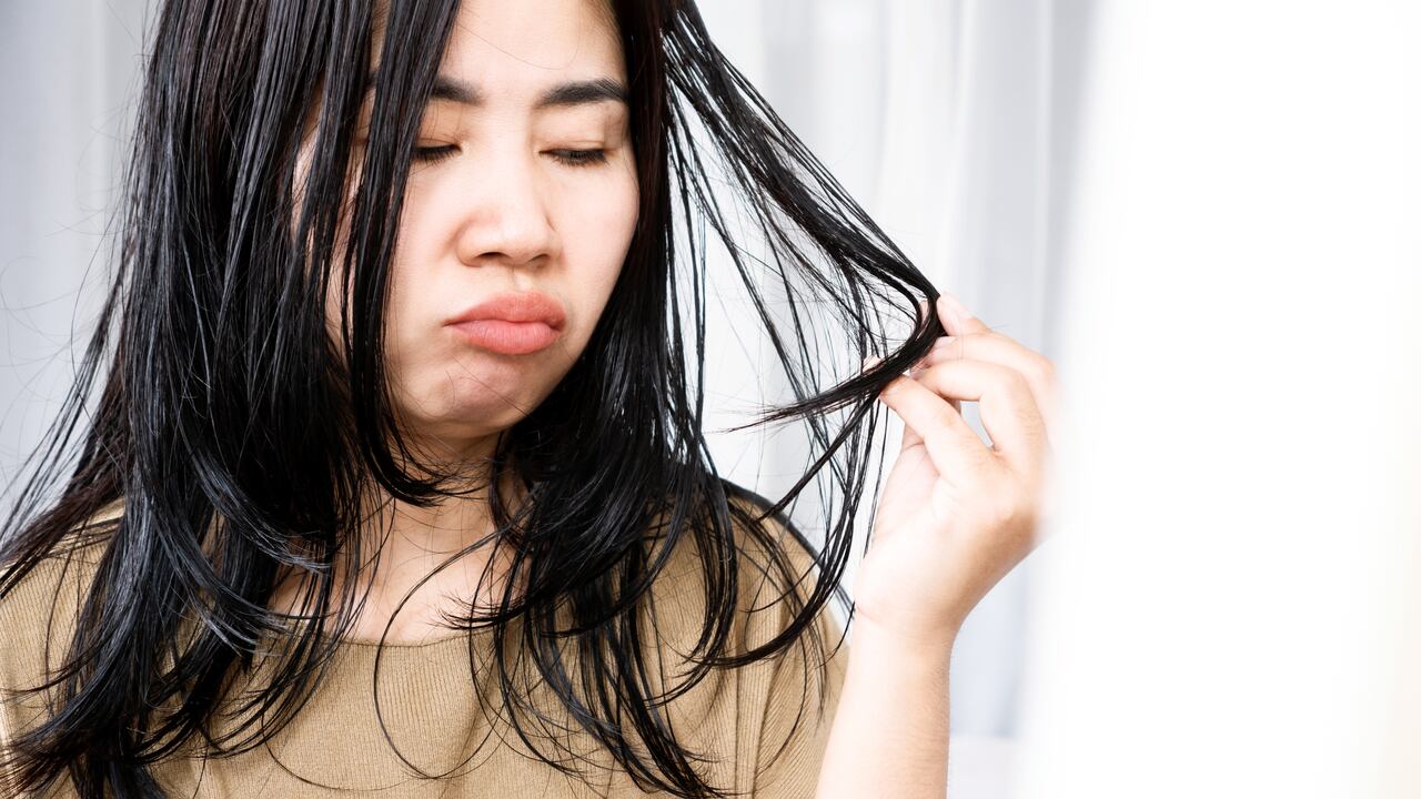 Los cambios hormonales puede afectar la salud del cabello.