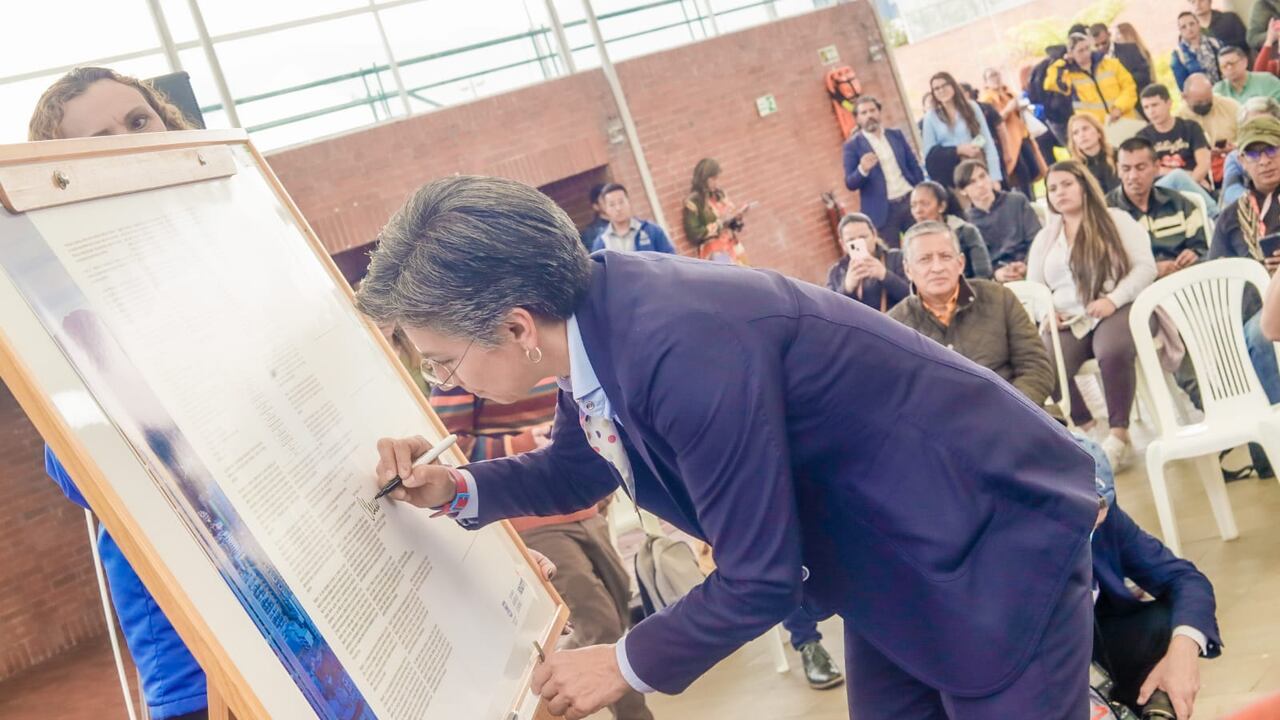 La alcaldesa Claudia López firmó el decreto distrital que crea el programa Empleo Incluyente en Bogotá.