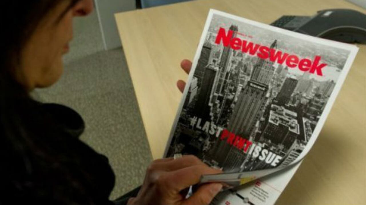La última edición impresa de la revista Newsweek salió a la venta este lunes con una etiqueta irónica como símbolo de su transición a la era Twitter.