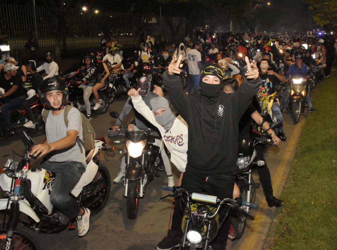 Caravanas de motociclistas en la noche de Halloween en Cali