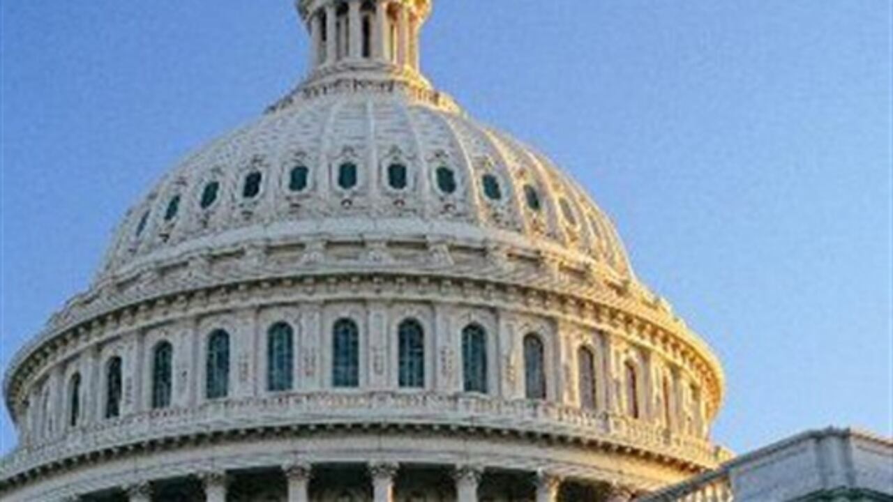 El TLC encuentra una fuerte oposición entre algunos grupos de defensores de derechos humanos y de los trabajadores, y sus aliados en el Congreso, que critican a Colombia por su récord en derechos humanos como el asesinato de sindicalistas y piden al gobierno primero mejorar esa situación antes de ratificar el tratado.