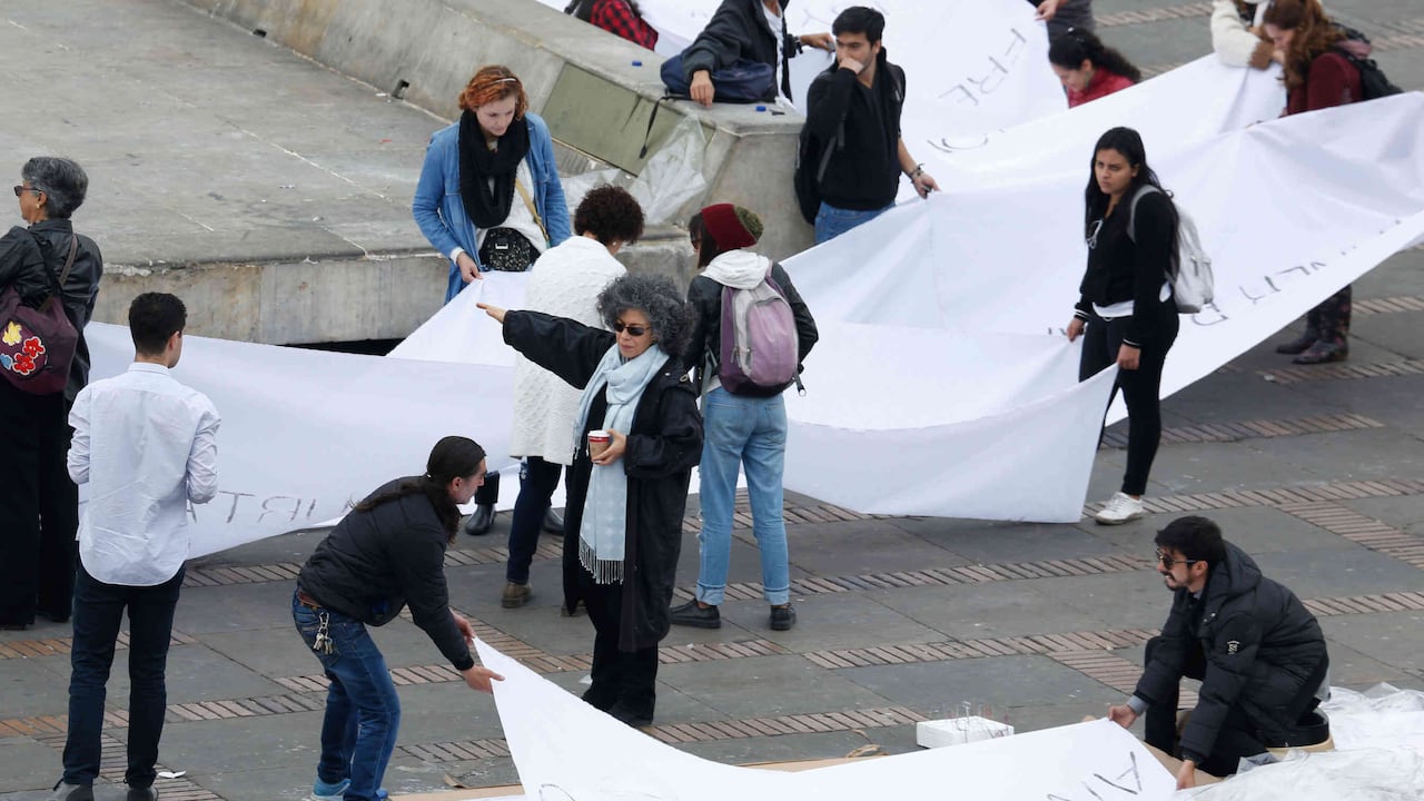 Doris Salcedo en el proceso de construcción de la obra 'Sumando Ausencias'.