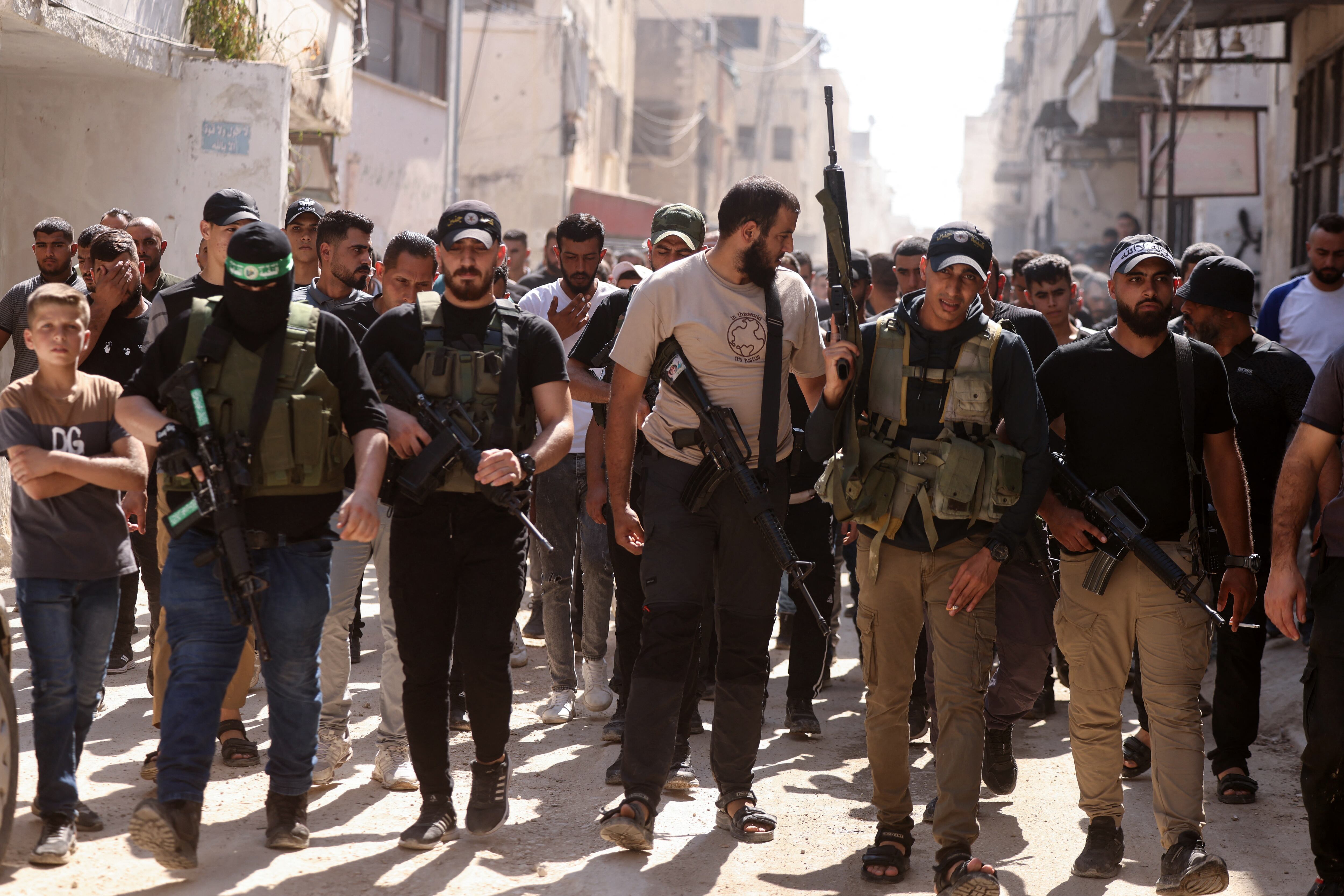 Combatientes de Hamas caminan en la procesión fúnebre de dos palestinos muertos el día anterior en un ataque aéreo israelí en Jenin, en la Cisjordania ocupada, el 18 de agosto de 2024. Desde el 7 de octubre, al menos 635 palestinos han sido asesinados en Cisjordania por tropas israelíes. o colonos, según un recuento de la AFP basado en cifras oficiales palestinas. (Foto de JAAFAR ASHTIYEH / AFP)