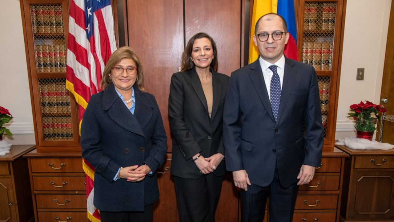 La vicefiscal adjunta de EE. UU. mostró su apoyo a la labor del fiscal Barbosa y la vicefiscal Mancera durante una reunión para estrechar lazos y cooperación en la lucha contra las organizaciones criminales. Foto: FiscaliaCol
