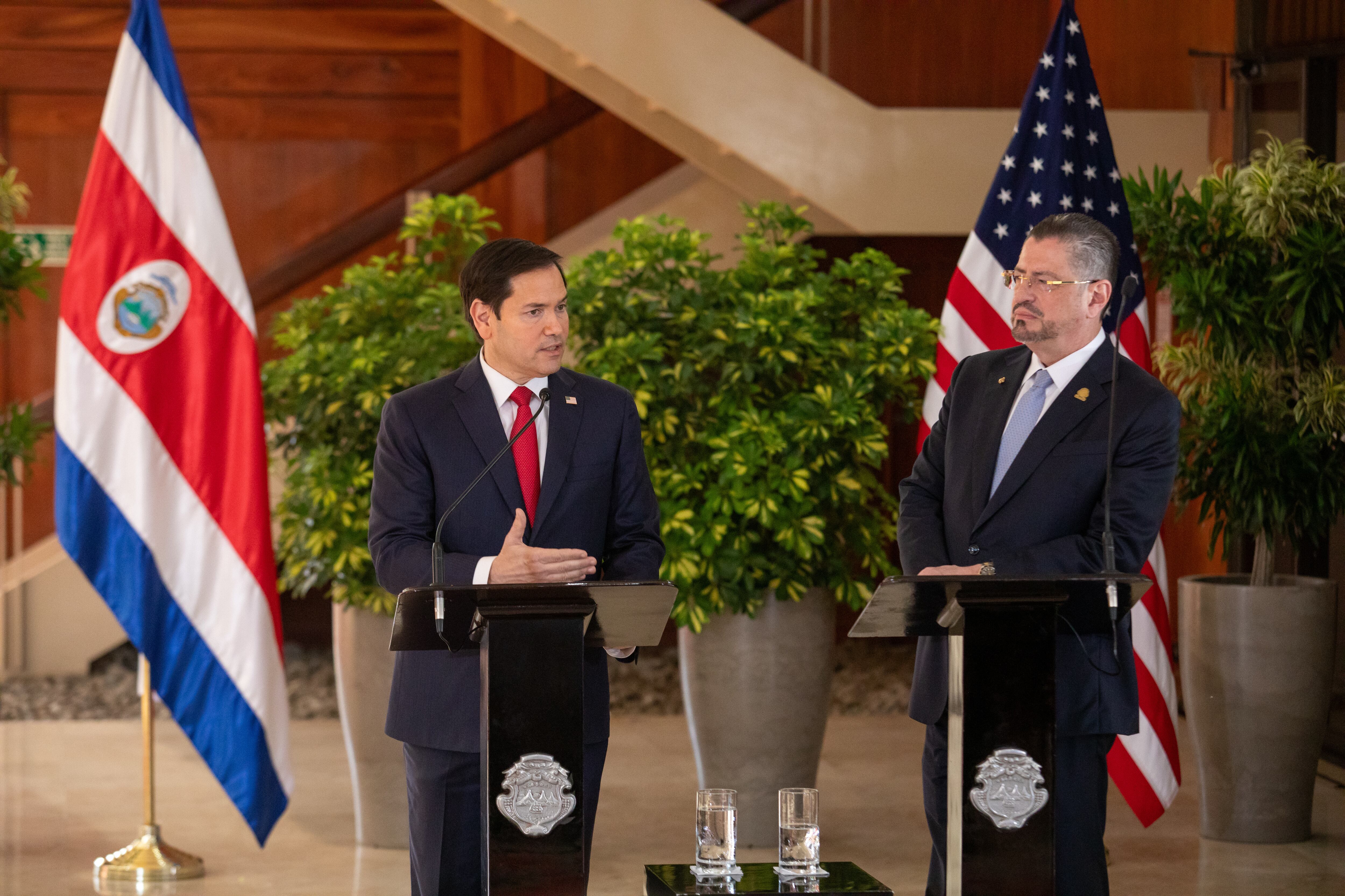 SAN JOSÉ, COSTA RICA - 4 de febrero: El secretario de Estado de EE. UU., Marco Rubio (izq.), y el presidente de Costa Rica, Rodrigo Chaves (der.), durante una reunión en el palacio presidencial de San José el 4 de febrero de 2025. Marco Rubio llegó a Costa Rica en su primer viaje al extranjero como secretario de Estado de Estados Unidos para dar seguimiento a las políticas del presidente Donald Trump en la región centroamericana. (Foto de Roberto Carlos Sanchez/Anadolu vía Getty Images)