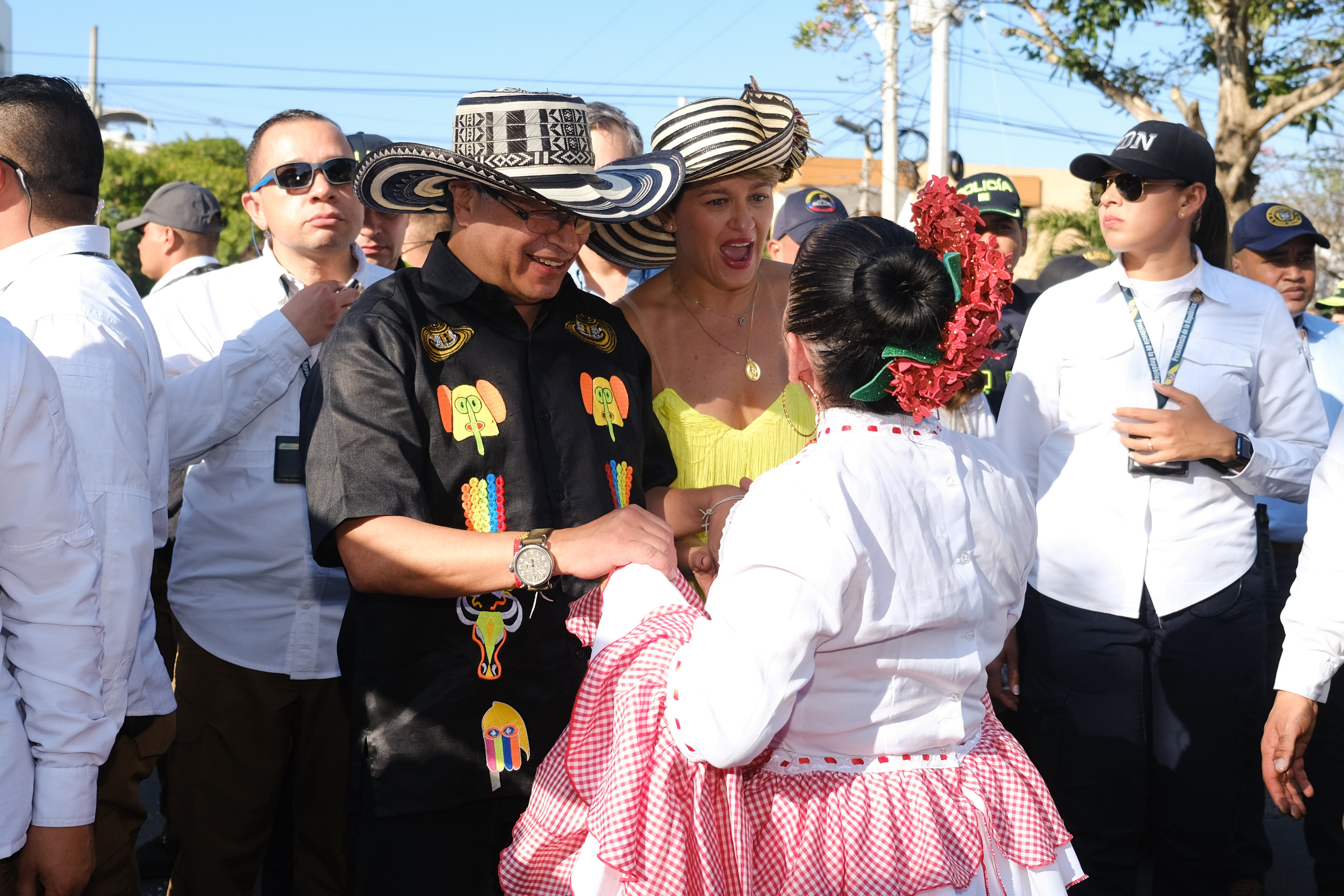 Con un sombrero vueltiao se protegía del sol, caminó entre los bailarines y se tomó algunas fotos con personas que se le acercaron.