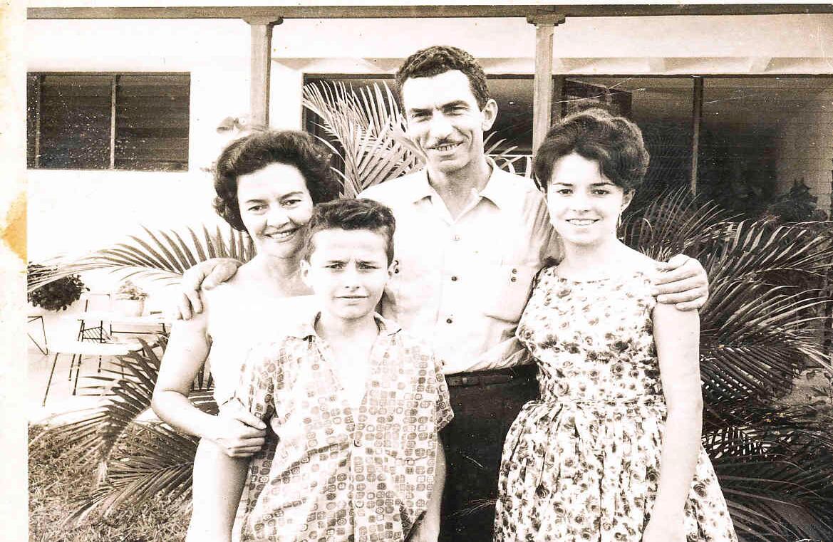 A los 10 años frente a su casa en 1961, junto a su padre, madre y hermana María Victoria.