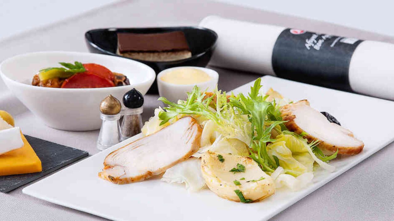 Los creativos menús de la aerolínea le otorgaron el galardón como Mejor Comida en Clase Ejecutiva del Mundo.