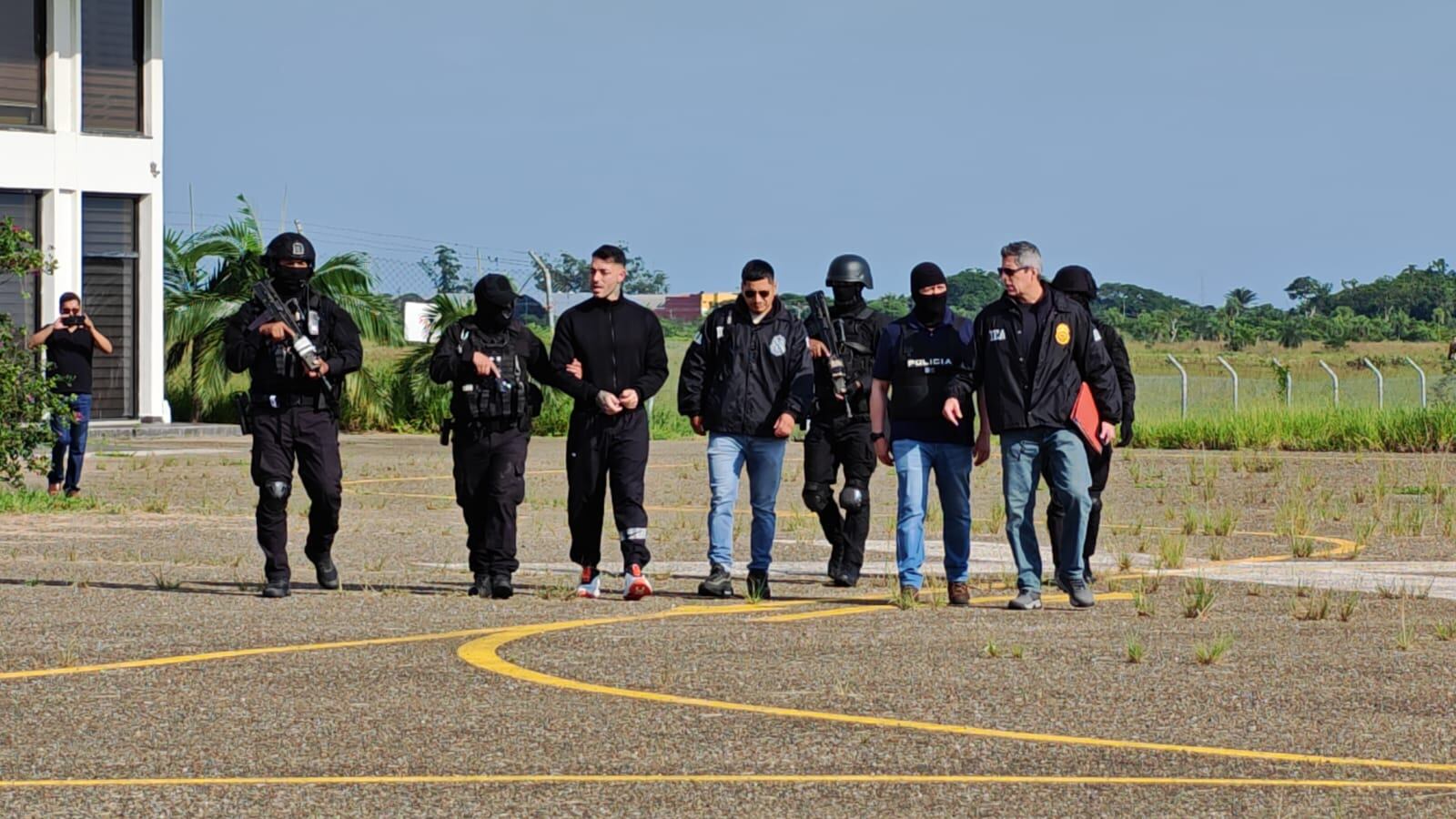 Sebastian Marset escoltado por agentes de la DEA y la Interpol