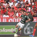 Anderson Plata, del Deportivo Cali, disputa un balón contra Jeisson Palacios, del América de Cali, en el clásico vallecaucano de la fecha 16 de la Liga.