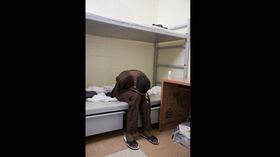 Este joven de 16 años, que se negó a dar su nombre, fue arrestado en Florida por robo a mano armada y ahora espera juicio. Es la primera vez que va a prisión. Es hijo único y su madre trabaja en una tienda de muebles. No hay información sobre el padre.