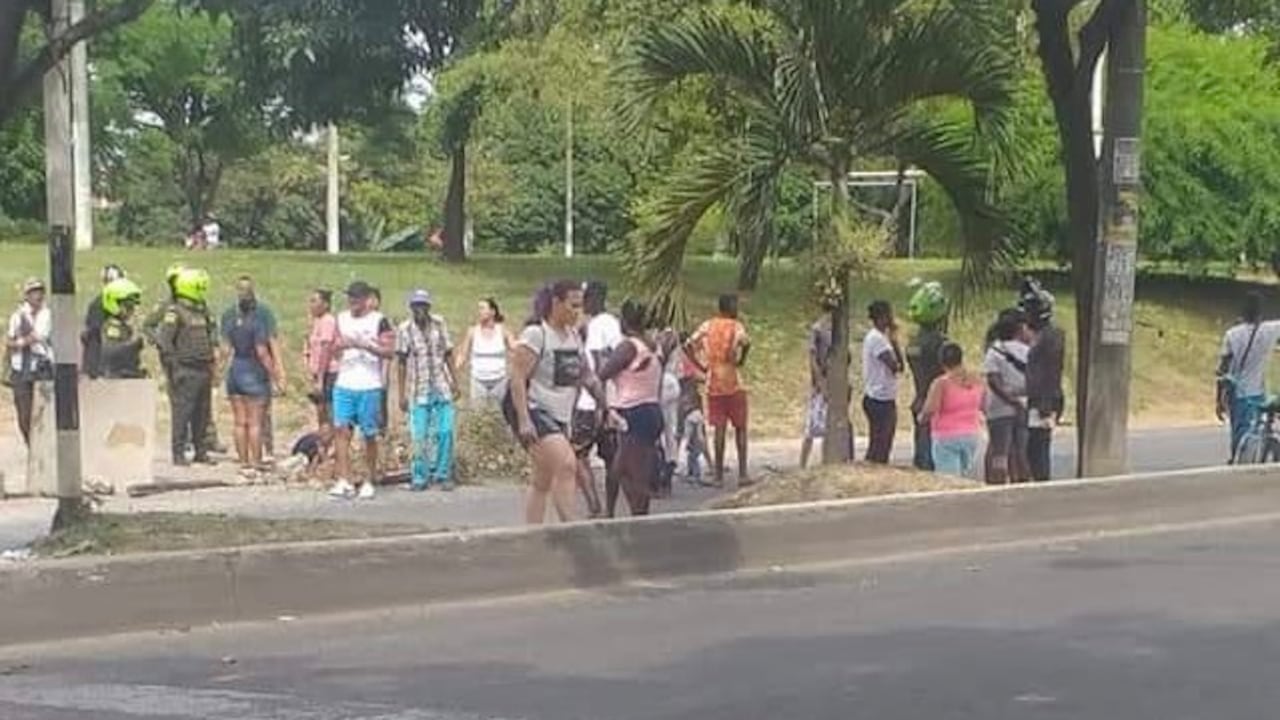 El bloqueo se registra en una vía aledaña al centro comercial Río Cauca.