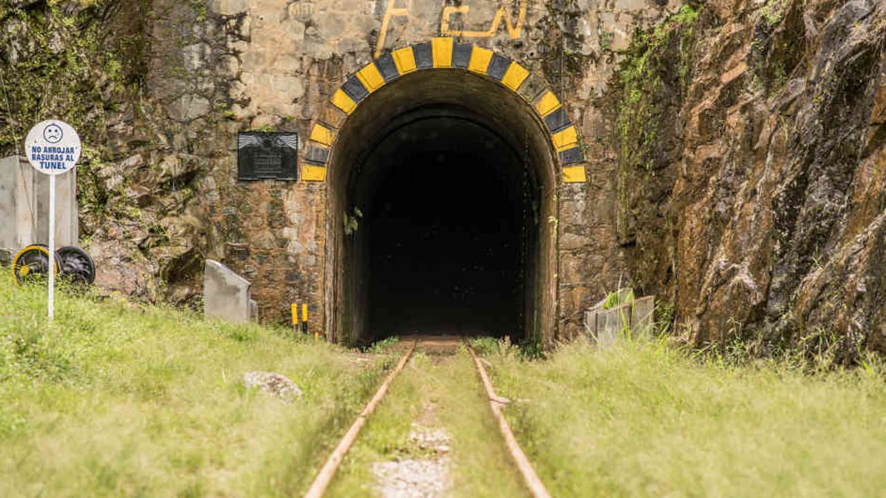 "En 1926 se autorizó la construcción del Túnel de La Quiebra, que conectó a Medellín con el río Magdalena."