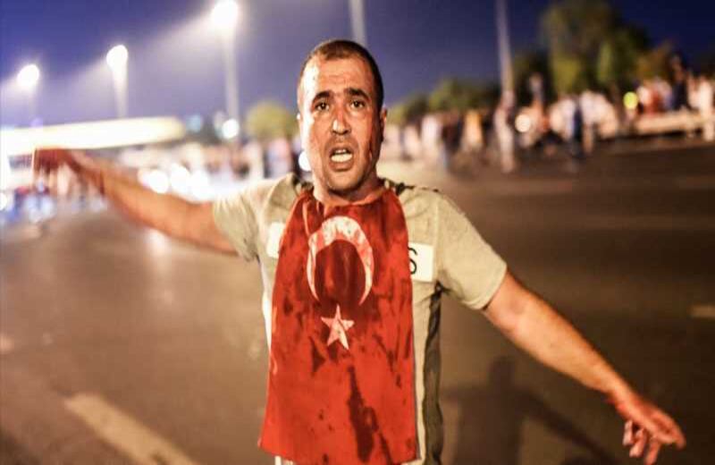 Un hombre cubierto de sangre cerca del puente Bosphorus en Estambul. Foto: AFP
