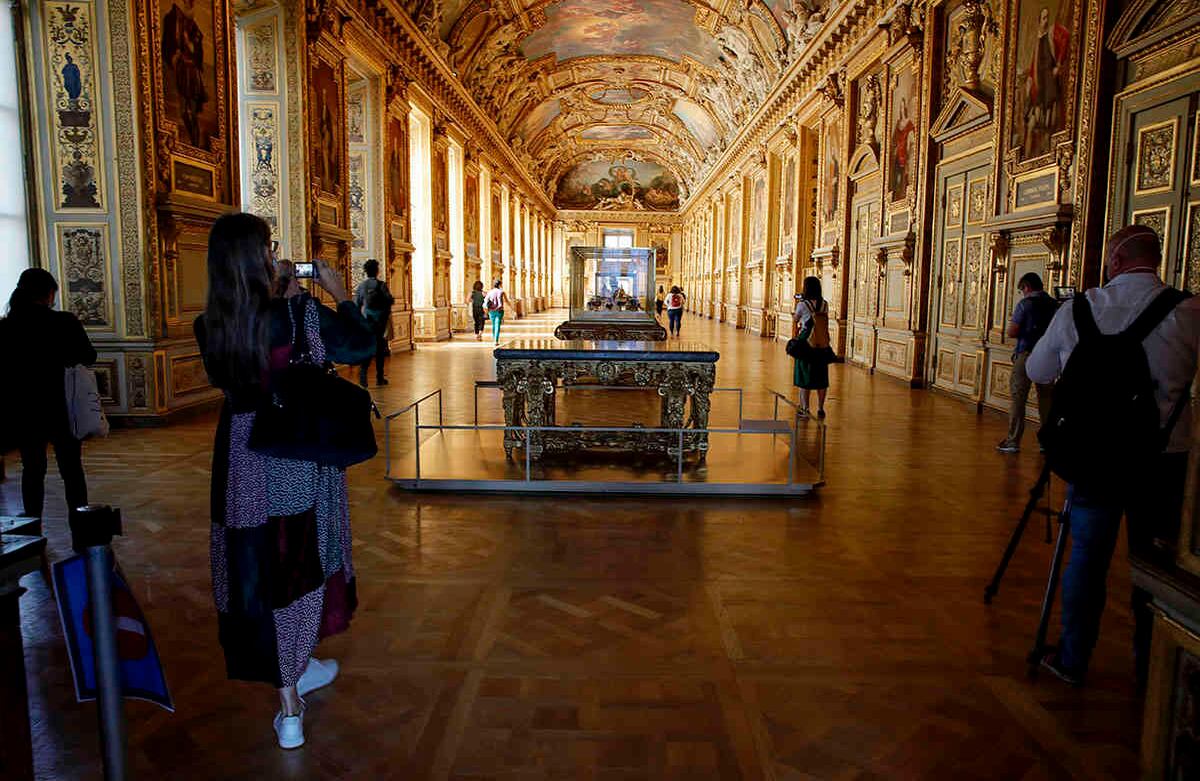 Otras de las medidas que serán implementadas para evitar el riesgo de contagios de la covid-19 será el reemplazo de los mapas de papel con aplicaciones móviles y las entradas por medio de boletos cronometrados con un máximo de tres horas por visita. (AP Photo/Christophe Ena)