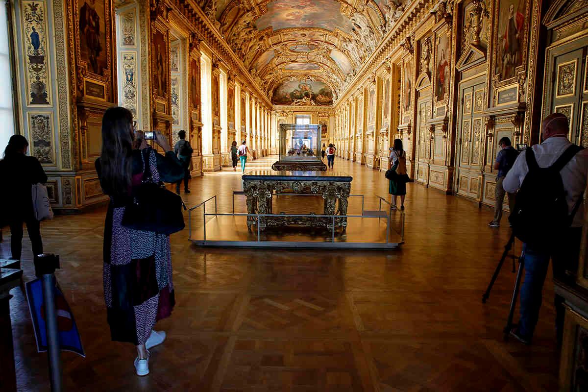 A pesar de la reapertura de puntos turísticos, sigue yendo muy poca gente a las famosas atracciones que tiene París. (AP Photo/Christophe Ena)