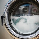 Especialistas en electrodomésticos revelan las razones por las cuales es importante evitar sobrecargar la lavadora.