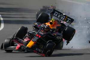 El piloto de Red Bull Sergio Pérez de México, al frente, choca con el piloto de Ferrari Charles Leclerc de Mónaco después del inicio de la carrera automovilística del Gran Premio de México de Fórmula Uno en el autódromo Hermanos Rodríguez en la Ciudad de México, el domingo 29 de octubre de 2023. (Foto AP /Fernando Llano)