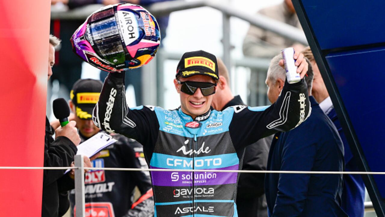 David Alonso en el podio del Gp de Gran Bretaña en la Moto2