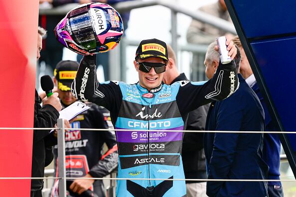 David Alonso en el podio del Gp de Gran Bretaña en la Moto2
