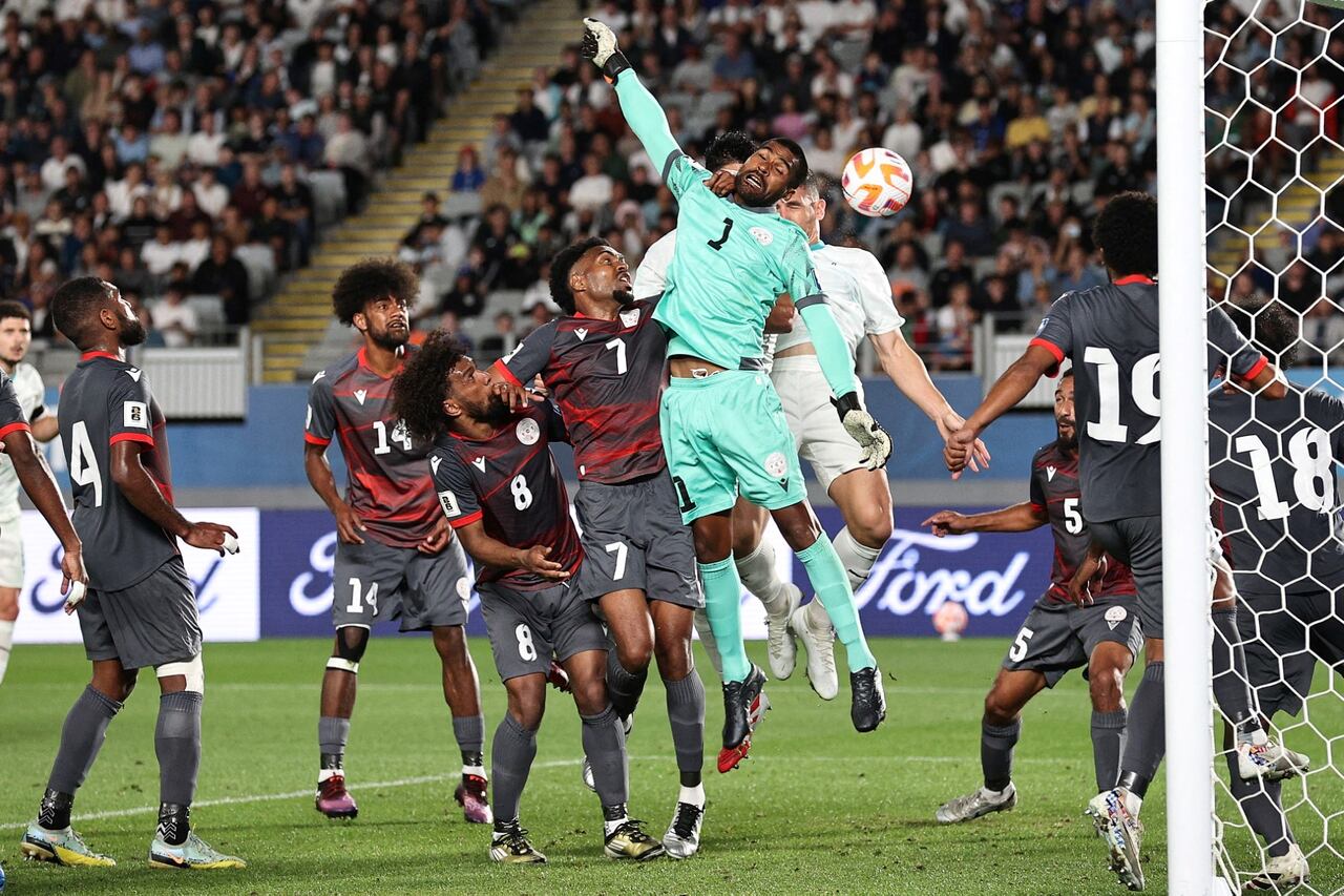 El neozelandés Michael Boxall (derecha) pasa el balón por delante del portero de Nueva Caledonia, Rocky Nyikeine, para anotar durante el último partido de fútbol del grupo de clasificación de Oceanía para la Copa Mundial de la FIFA 2026 entre Nueva Zelanda y Nueva Caledonia en el estadio Eden Park de Auckland el 24 de marzo de 2025. (Foto de DAVID ROWLAND / AFP)