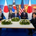 El presidente Joe Biden, centro, se reúne con el presidente de Corea del Sur, Yoon Suk Yeol, a la izquierda, y el primer ministro de Japón, Fumio Kishida, a la derecha, durante la cumbre de la OTAN en Madrid, el miércoles 29 de junio de 2022.