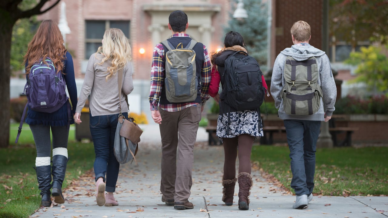 Estudiantes internacionales en universidades de Estados Unidos enfrentan incertidumbre ante la propuesta de la administración Trump de imponer límites de tiempo a las visas académicas.