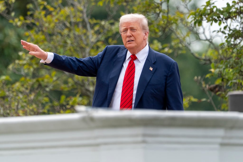 El presidente Donald Trump grita a los periodistas mientras observa el terreno desde la azotea sobre la columnata que da al Ala Oeste de la Casa Blanca, el martes 5 de agosto de 2025, en Washington. (Foto AP/Alex Brandon)